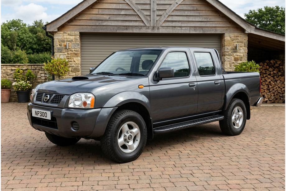 Nissan NP300 1999-2015 Progi Boczné Bosphorus Black (2 szt., Aluminium) Image