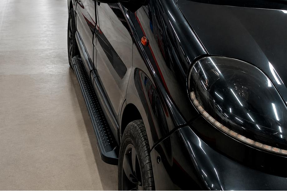 Opel Vivaro 2001–2015 Progi Boczné Allmond Black (2 szt., Aluminium) Krótki Rozstaw Osi Zdjęcia 2
