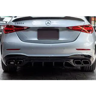 Tylny dyfuzor z końcówkami wydechu (design AMG C63)