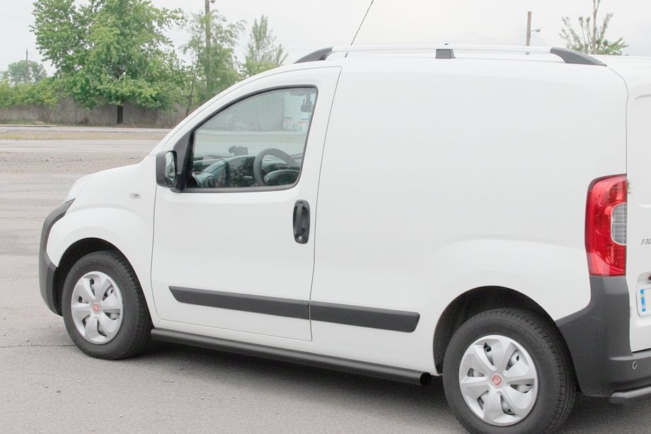 Fiat Fiorino/Qubo 2008-2024 Rury Boczne Ø60 Czarne (2 szt., Stal Nierdzewna) Image