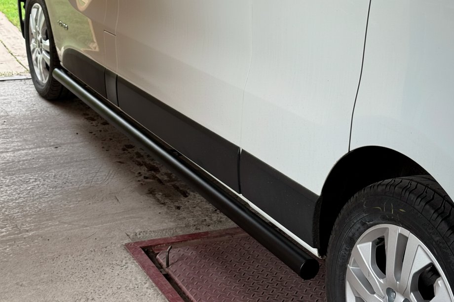 Nissan NV300/Primastar 2016- Rury Boczne BB002 Czarny (2 szt., Stal Nierdzewna) 60 mm, krótki rozstaw osi Zdjęcia 2