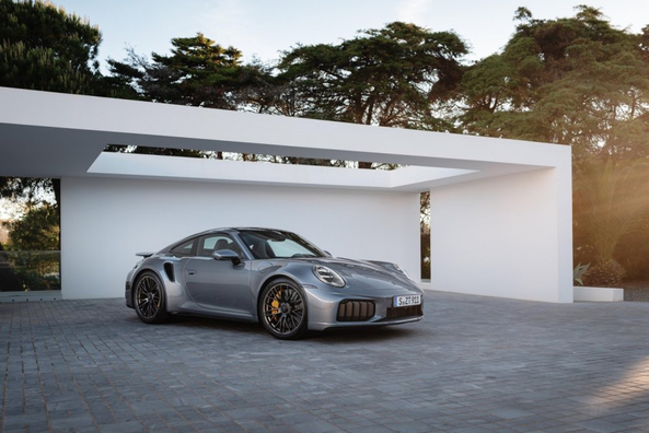 Test Porsche 911 Turbo S T-Hybrid: Najmocniejszy seryjny 911