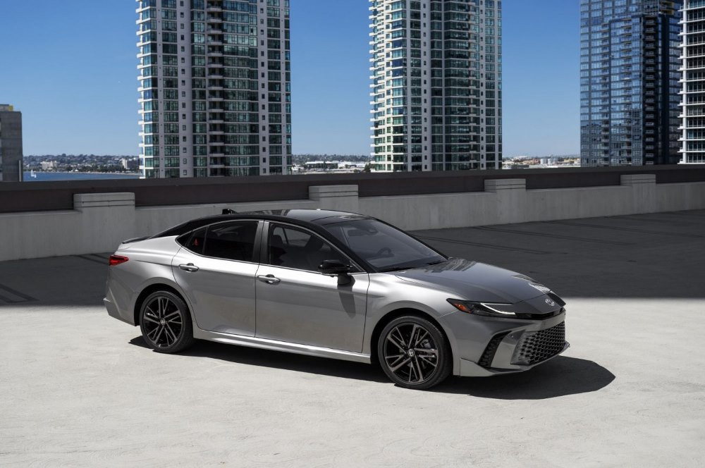 Test Toyota Camry (XV80): niezawodny hybrydowy sedan nowej generacji