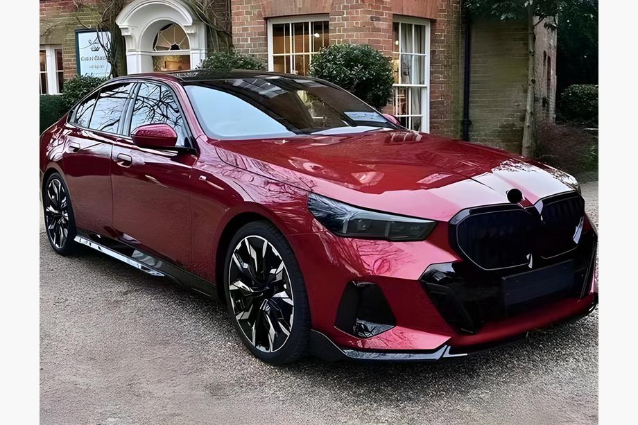 BMW 5/i5 Series G60/G60E/G61 2023- Nakładka na Zderzak Przedni Lip Gloss Czarny (do M-Sport) Image