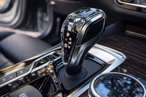 BMW 6 Series G32 2017- Zestaw kryształowych elementów wnętrza (selektor automatycznej skrzyni biegów + przyciski) zdjęcia 1