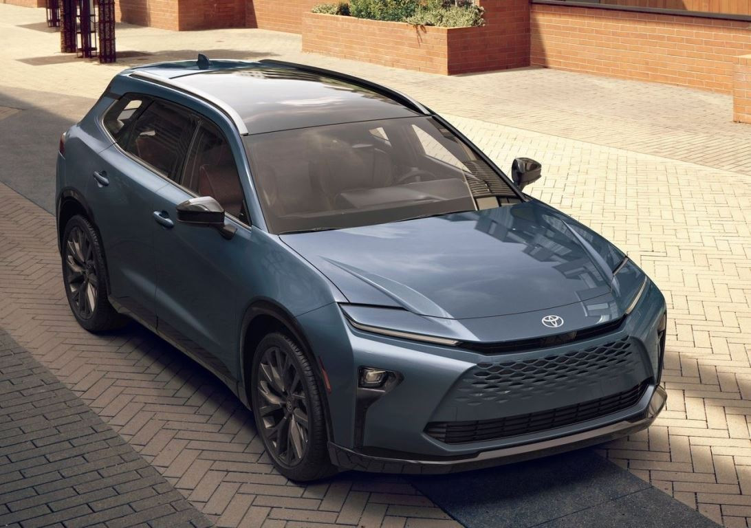 Toyota Crown Signia: Hybrydowy crossover klasy premium