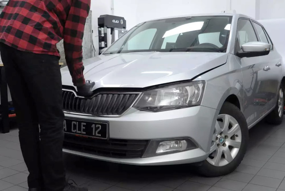 Skoda Fabia: jak otworzyć maskę? Instrukcja krok po kroku