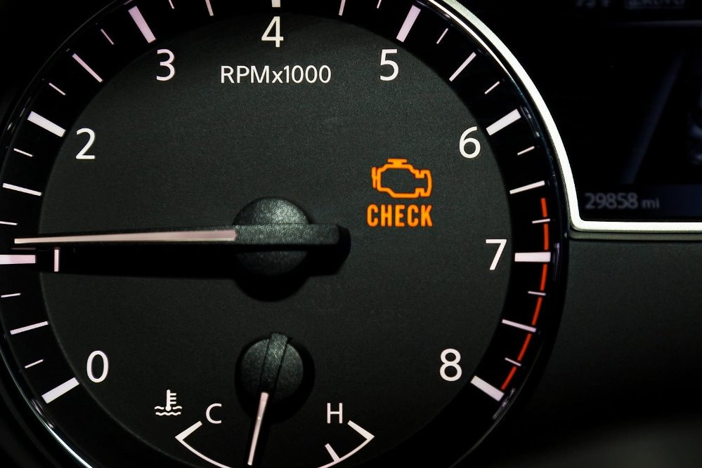 Dlaczego świeci się kontrolka Check Engine? Najczęstsze przyczyny i co robić