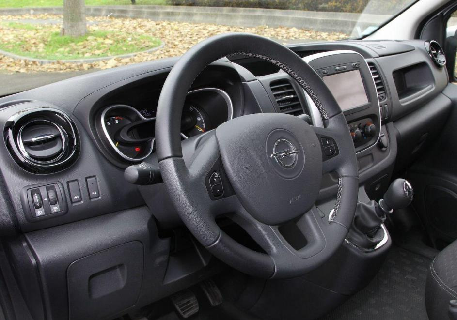 Opel Vivaro: Jak prawidłowo zdjąć kierownicę