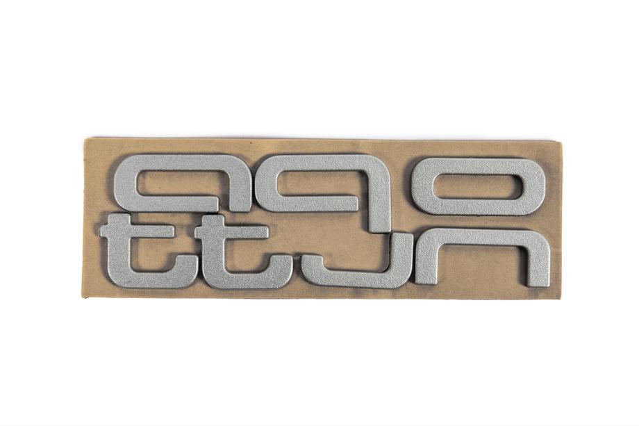 Audi Emblemat napis Quattro Grey Zdjęcia 2