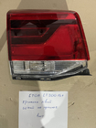 Toyota Land Cruiser 200 2007-2021 Wyprzedaż Lampa tylna lewa wewnętrzna 2016-2021 (standard OEM) (na klapę bagażnika) (cała, niesprawna) zdjęcia 2
