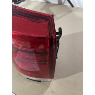 Wyprzedaż Lampy tylne 2016-2021 (standard OEM) Tylna lewa zewnętrzna lampa (błotnik) (pęknięta) Toyota Land Cruiser 200 2007-2021 zdjęcia 2