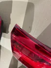 Toyota Land Cruiser 200 2007-2021 Wyprzedaż tylna lewa wewnętrzna lampa 2016-2021 (standard OEM) (na klapę bagażnika) (pęknięta) zdjęcia 3