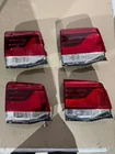 Toyota Land Cruiser 200 2007-2021 Wyprzedaż tylna lewa wewnętrzna lampa 2016-2021 (standard OEM) (na klapę bagażnika) (pęknięta) zdjęcia 1