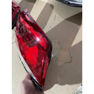 Wyprzedaż tylna lewa wewnętrzna lampa 2016-2021 (standard OEM) (na klapę bagażnika) (pęknięta) Toyota Land Cruiser 200 2007-2021 zdjęcia 4