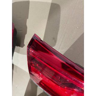 Wyprzedaż tylna lewa wewnętrzna lampa 2016-2021 (standard OEM) (na klapę bagażnika) (pęknięta) Toyota Land Cruiser 200 2007-2021 zdjęcia 3