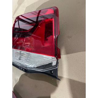 Wyprzedaż tylna lewa wewnętrzna lampa 2016-2021 (standard OEM) (na klapę bagażnika) (pęknięta) Toyota Land Cruiser 200 2007-2021 zdjęcia 2