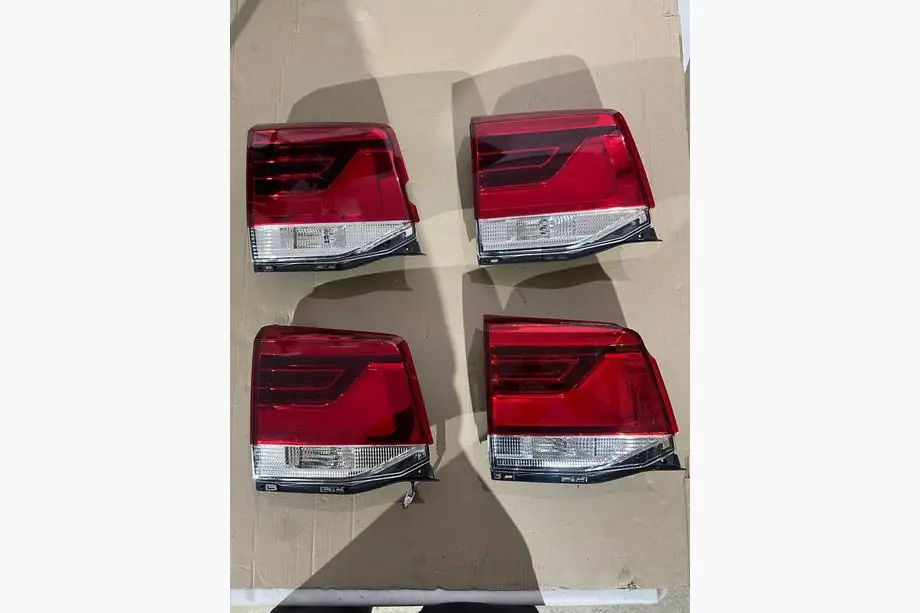 Toyota Land Cruiser 200 2007-2021 Wyprzedaż tylna lewa wewnętrzna lampa 2016-2021 (standard OEM) (na klapę bagażnika) (pęknięta) Image