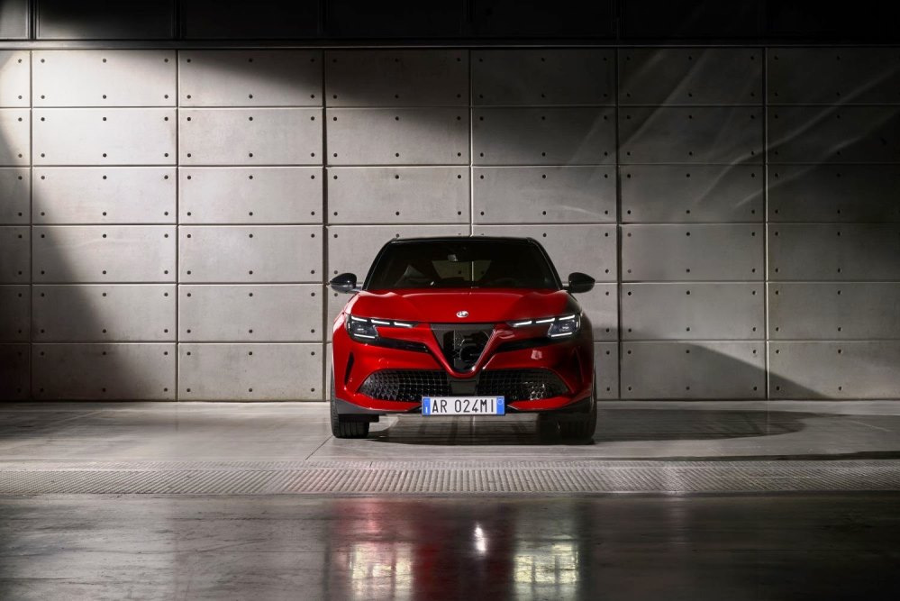 Test Alfa Romeo Junior (2025): hybryda i elektryczny SUV w jednym