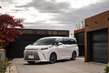 Lexus LM 500h: luksusowy hybrydowy minivan do przewozu VIP-ów zdjęcia 1
