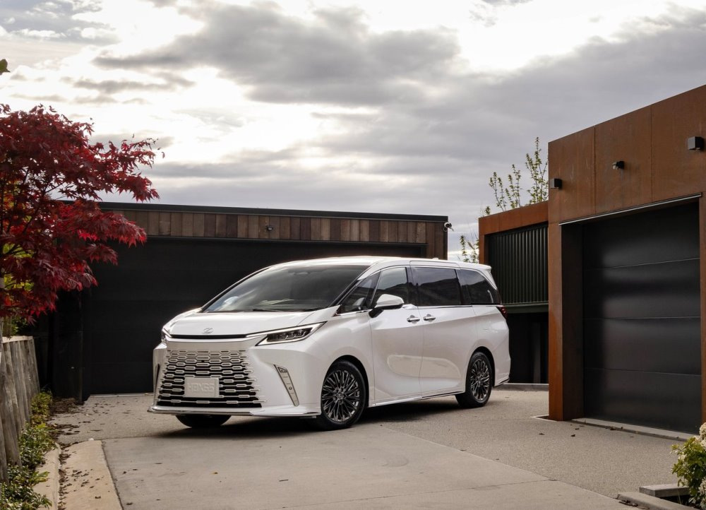 Lexus LM 500h: luksusowy hybrydowy minivan do przewozu VIP-ów