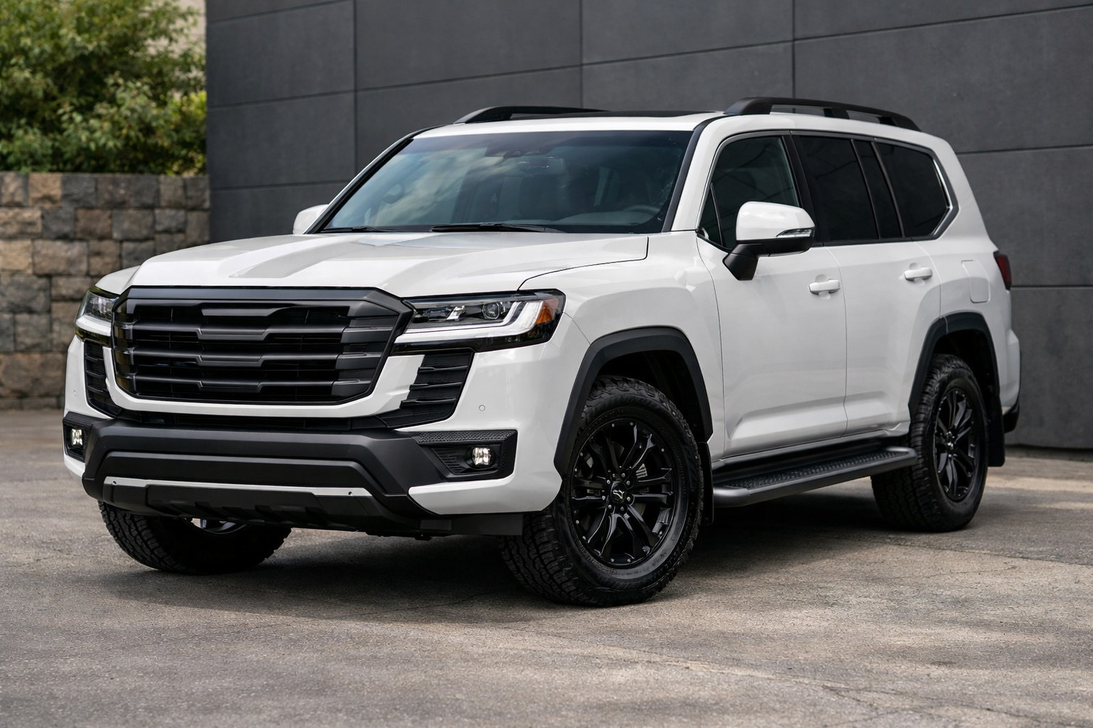Co założyć najpierw w Toyota Land Cruiser 300: progi, grill czy detale