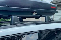 Jeep Grand Cherokee WL 2021- Belki poprzeczne bagażnika dachowego na relingi zintegrowane OEM (2 szt.) zdjęcia 6