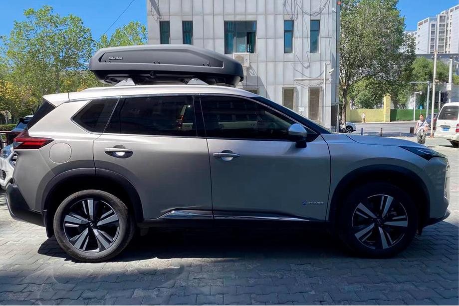 Nissan X-trail T33/Rogue 2022- Belki poprzeczne bagażnika dachowego na relingi zintegrowane OEM (2 szt.) Czarny Zdjęcia 5