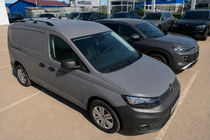 Volkswagen Caddy 2020- Relingi dachowe czarne (turecki design) Baza Maxi, Plastikowe Stopy zdjęcia 4