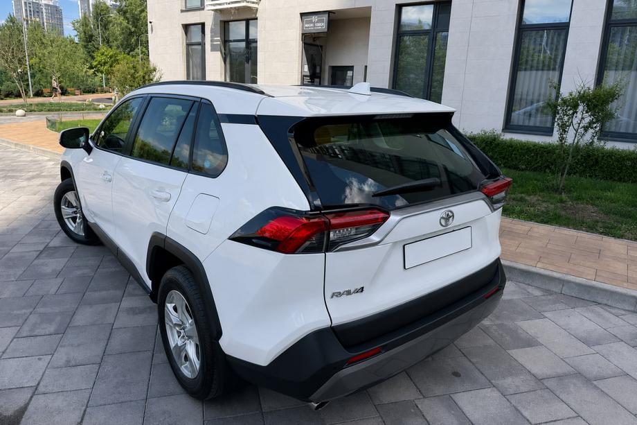 Toyota Rav 4 2019–2025 Zintegrowane relingi dachowe czarne OEM V2 (Aluminium) Image