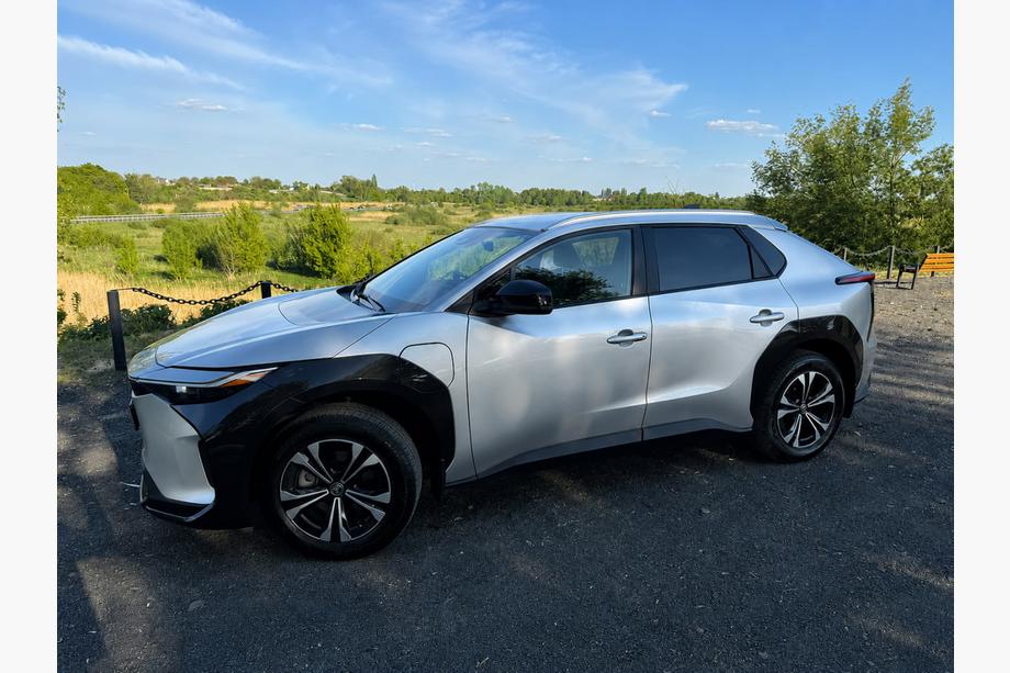 Toyota bZ4X 2022- Zintegrowane relingi dachowe OEM, szare (Aluminium) Zdjęcia 1
