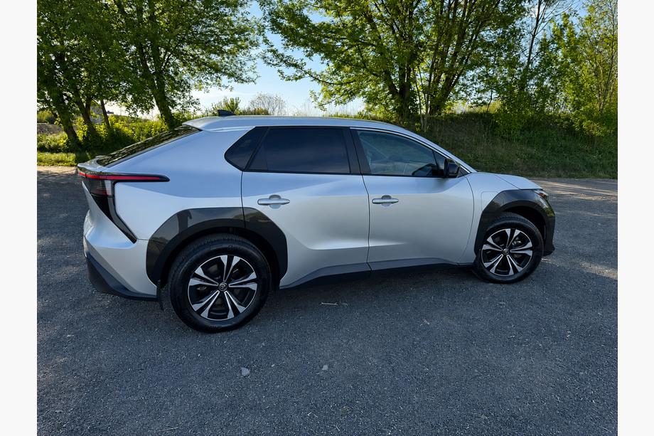 Toyota bZ4X 2022- Zintegrowane relingi dachowe OEM, szare (Aluminium) Zdjęcia 2