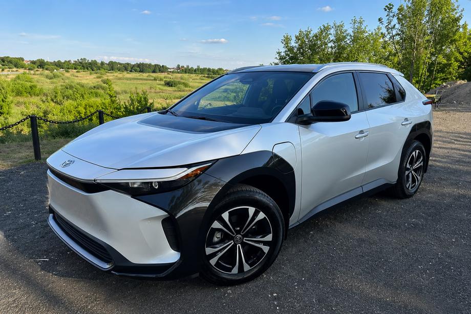 Toyota bZ4X 2022- Zintegrowane relingi dachowe OEM, szare (Aluminium) Zdjęcia 3