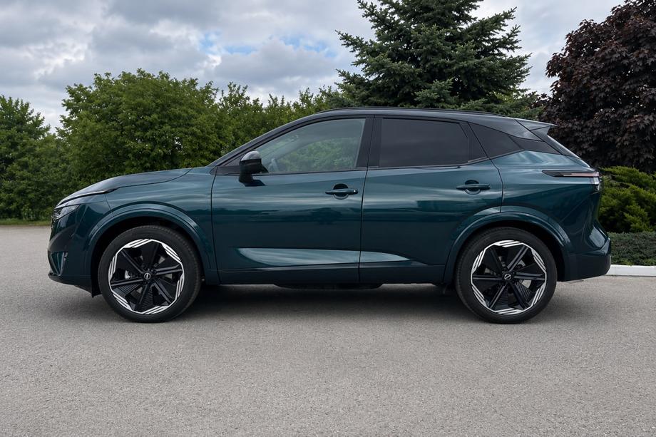 Nissan Qashqai 2021- Relingi dachowe zintegrowane czarne OEM (Aluminium, montaż na klej) Zdjęcia 1