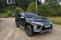Mitsubishi Pajero Sport 2015- Zintegrowane relingi dachowe czarne OEM (2019-, Aluminium) zdjęcia 1