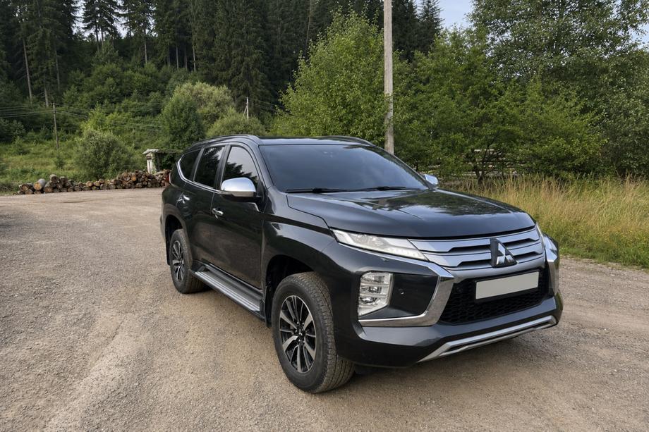 Mitsubishi Pajero Sport 2015- Zintegrowane relingi dachowe czarne OEM (2019-, Aluminium) Image