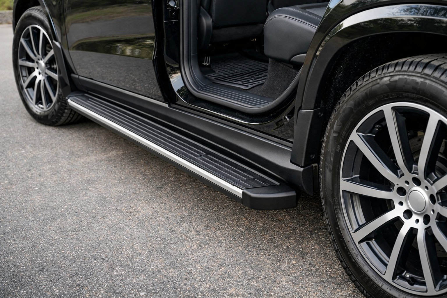 Mercedes GLS X167: akcesoria na czystsze progi i łatwiejsze wsiadanie