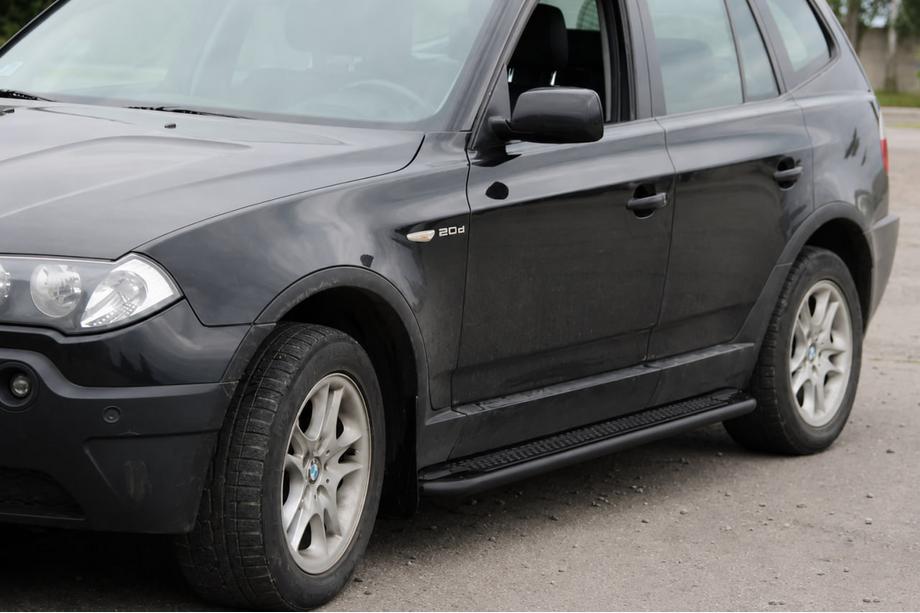 BMW X3 E83 2003-2010 Progi boczne KB001 Black (stal nierdzewna) Image