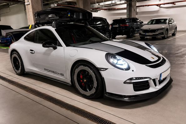 Modyfikacja Porsche 911 (991): carbonowy spoiler i felgi Zdjęcie 1