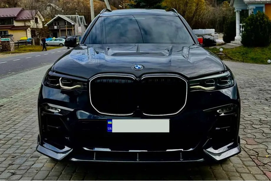BMW X7 G07: carbonowy tuning przedniego zderzaka i atrapa LED