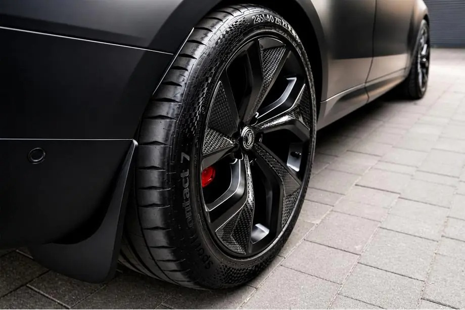 Range Rover Sport 2025: montaż stylowych felg aluminiowych