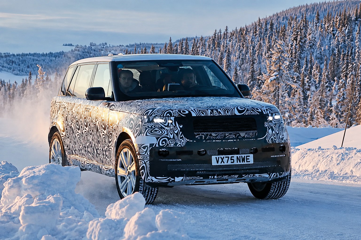 Range Rover Sport Electric 2027: pierwsze zdjęcia prototypu, dane i data premiery