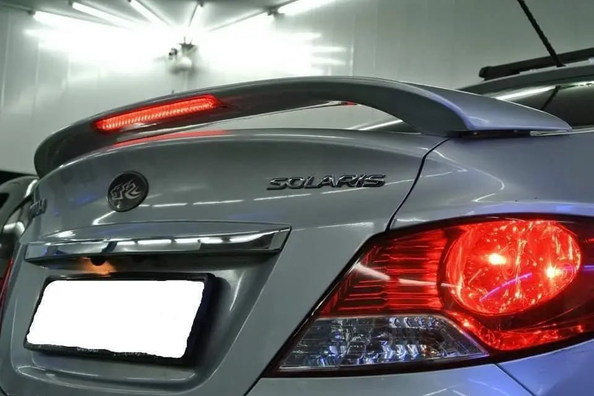 Hyundai Accent 2011–2017: montaż spoilera — nasze realizacje Zdjęcie 1