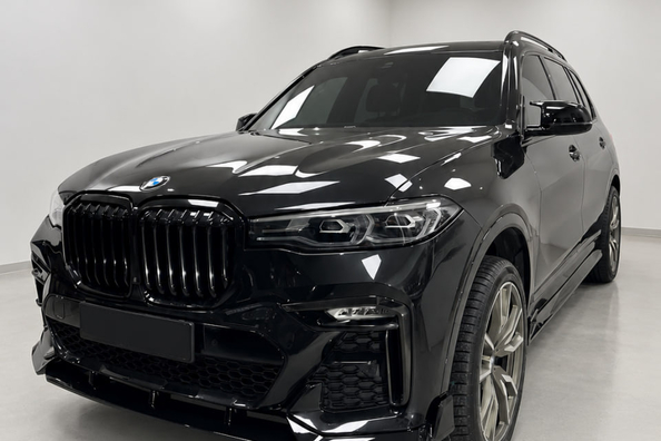 BMW X7 G07 2019–2022: montaż pakietu nadwozia Paradigm Black Knight V2 na M-Sport — nasze realizacje Zdjęcie 2