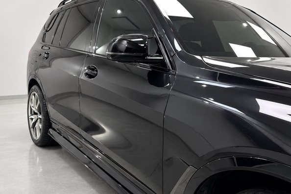 BMW X7 G07 2019–2022: montaż pakietu nadwozia Paradigm Black Knight V2 na M-Sport — nasze realizacje Zdjęcie 4