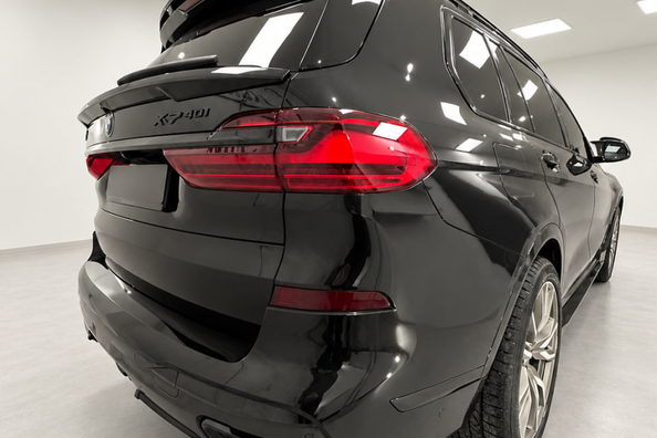 BMW X7 G07 2019–2022: montaż pakietu nadwozia Paradigm Black Knight V2 na M-Sport — nasze realizacje Zdjęcie 5
