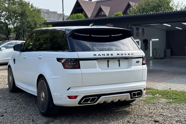 Range Rover Sport L494 2018–2022: montaż body kitu SVR – nasze realizacje Zdjęcie 16