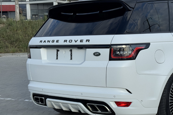 Range Rover Sport L494 2018–2022: montaż body kitu SVR – nasze realizacje Zdjęcie 6