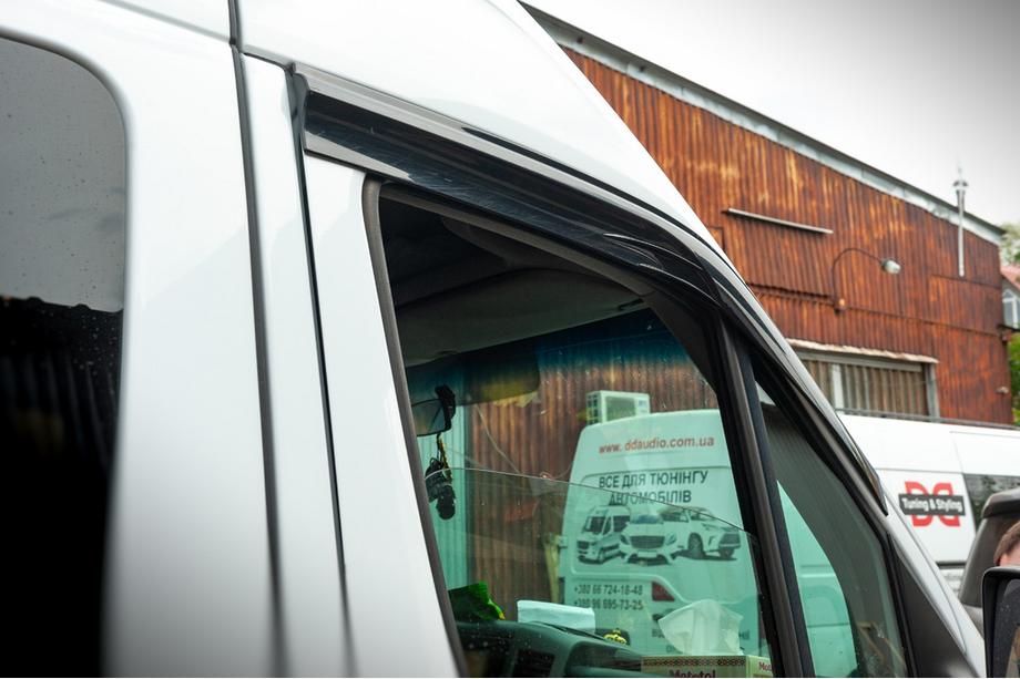 Volkswagen Crafter 2006-2016 Deflektory Okien (2 szt., Sunplex Sport) Zdjęcia 8