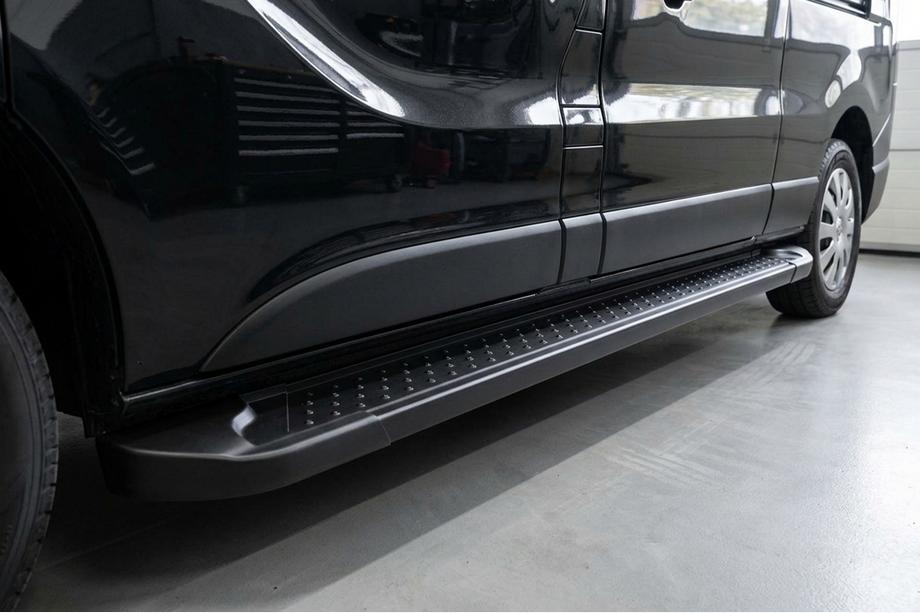 Opel Vivaro 2015-2019 Progi Boczné Allmond Black (2 szt., Aluminium) Image